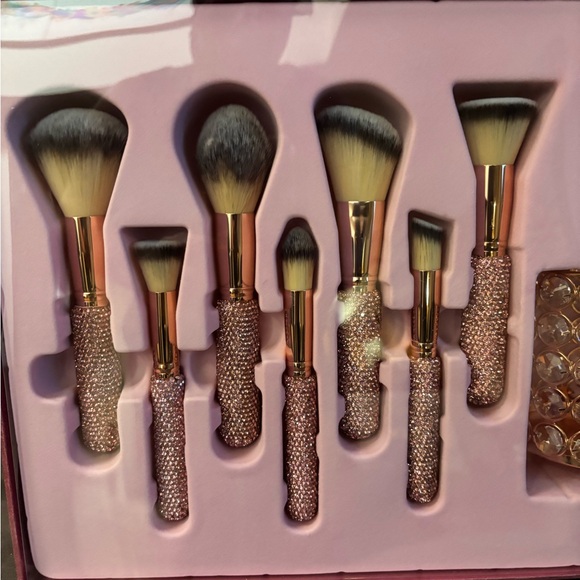 * ONLY 1 LEFT* GLITZ & GLAM 25 Piece Essentials Collection - Picture 3 of 5